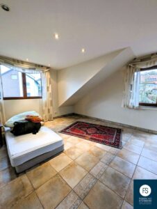 Schlafzimmer OG mit Zugang zum Balkon