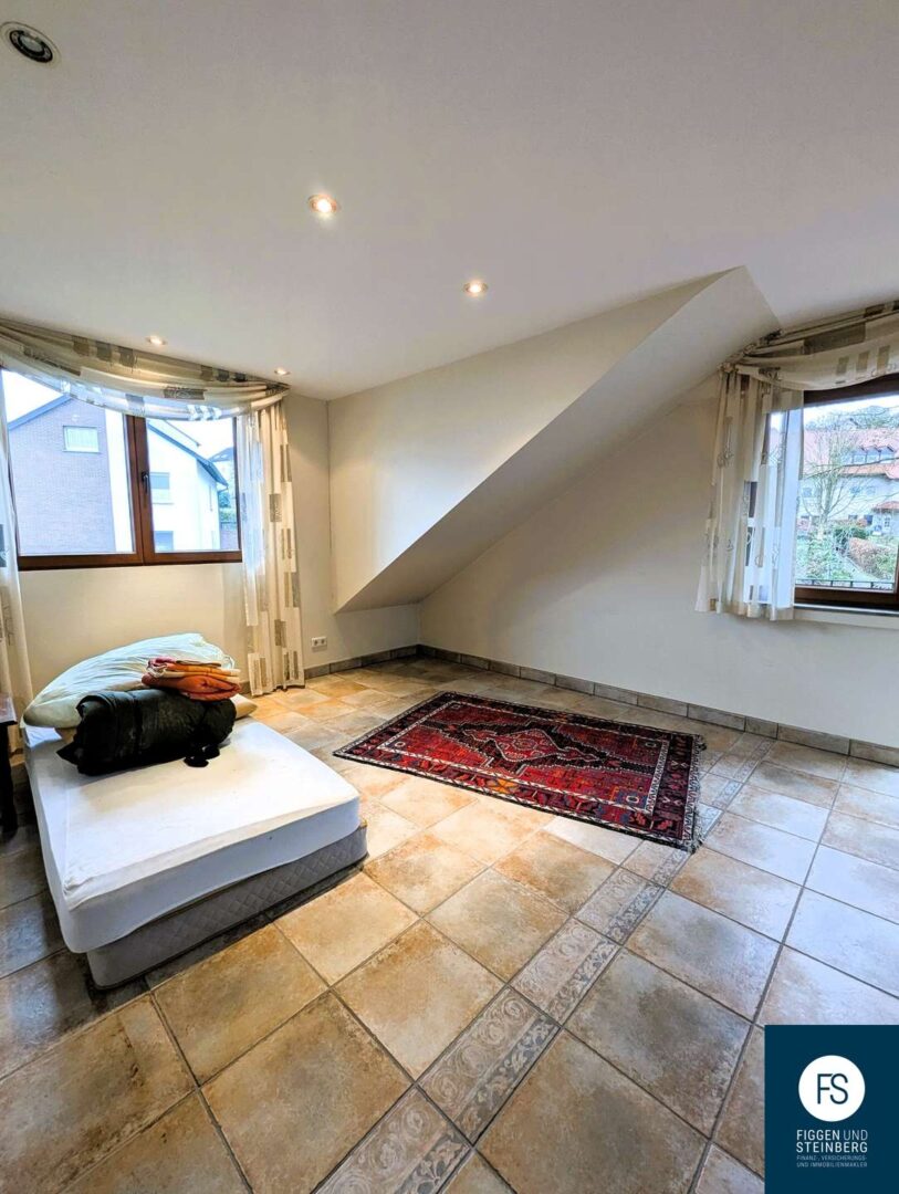 Schlafzimmer OG mit Zugang zum Balkon