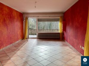 Wohnzimmer mit Blick in den Wald