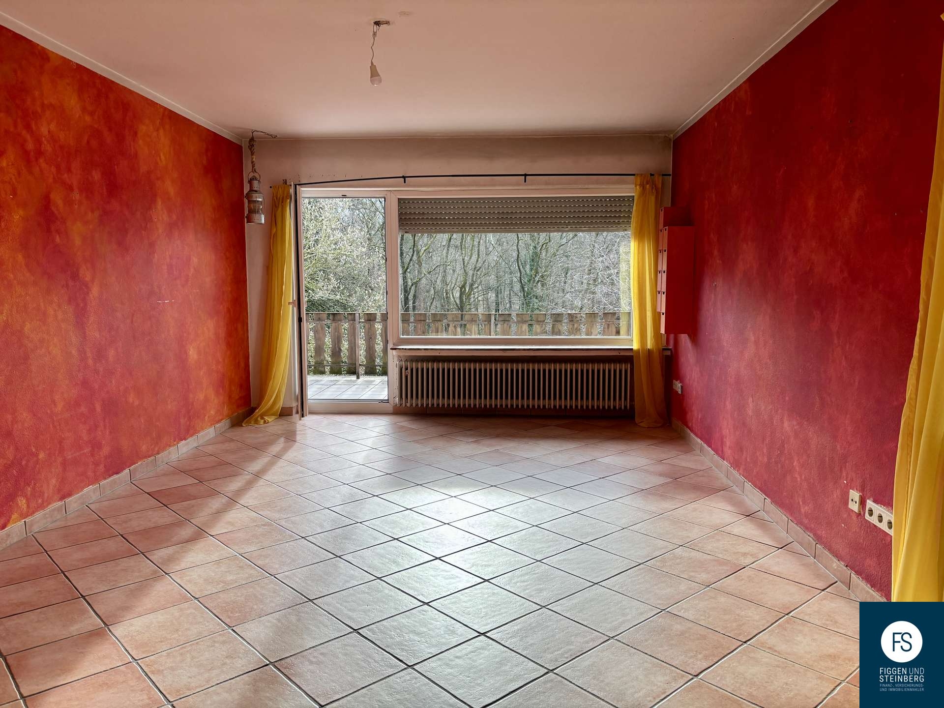 Wohnzimmer mit Blick in den Wald