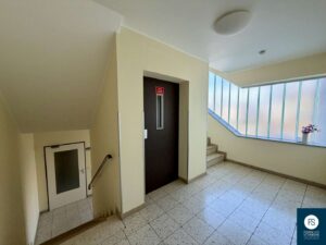 Treppenhaus mit Aufzug