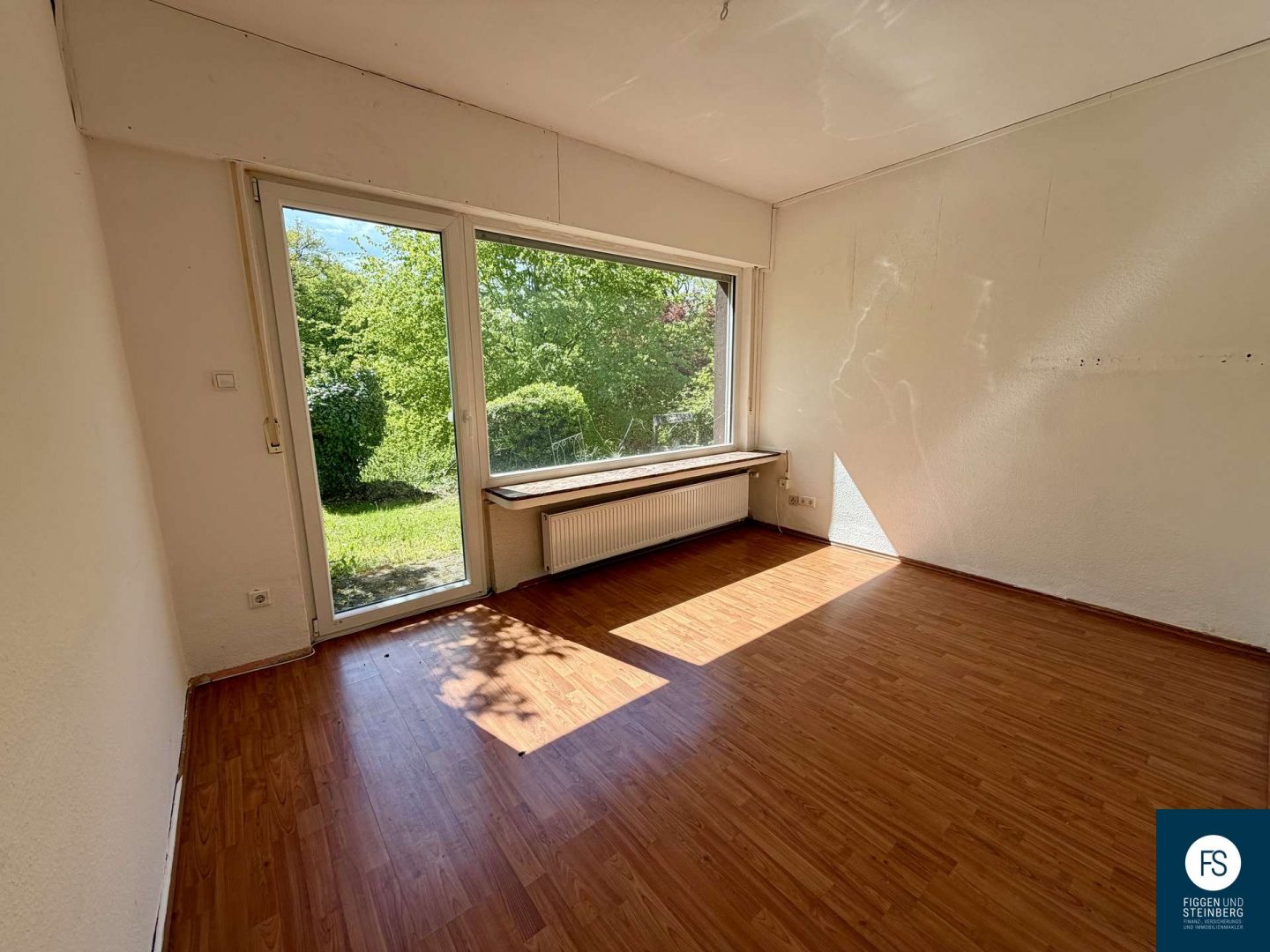 Zimmer Souterrain mit Zugang zum Garten