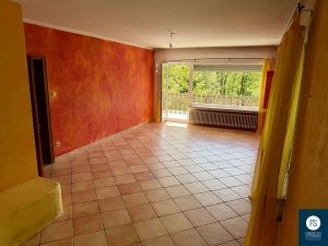 Wohnzimmer mit Zugang zum Balkon