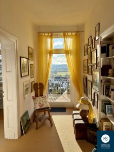 Flur OG mit Zugang zum Balkon