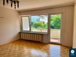 Wohnzimmer mit Balkon