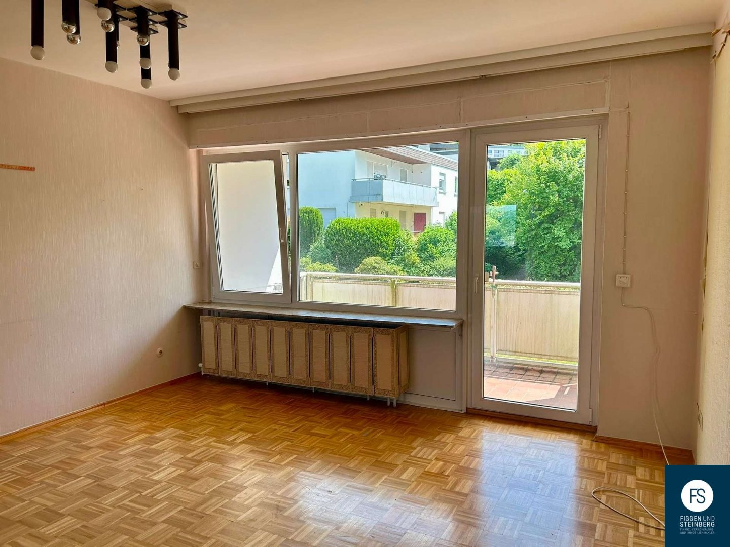 Wohnzimmer mit Balkon
