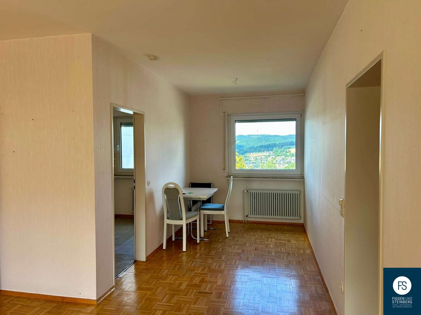 Esszimmer mit Zugang zur Küche
