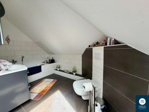 Tageslichtbad mit Badewanne