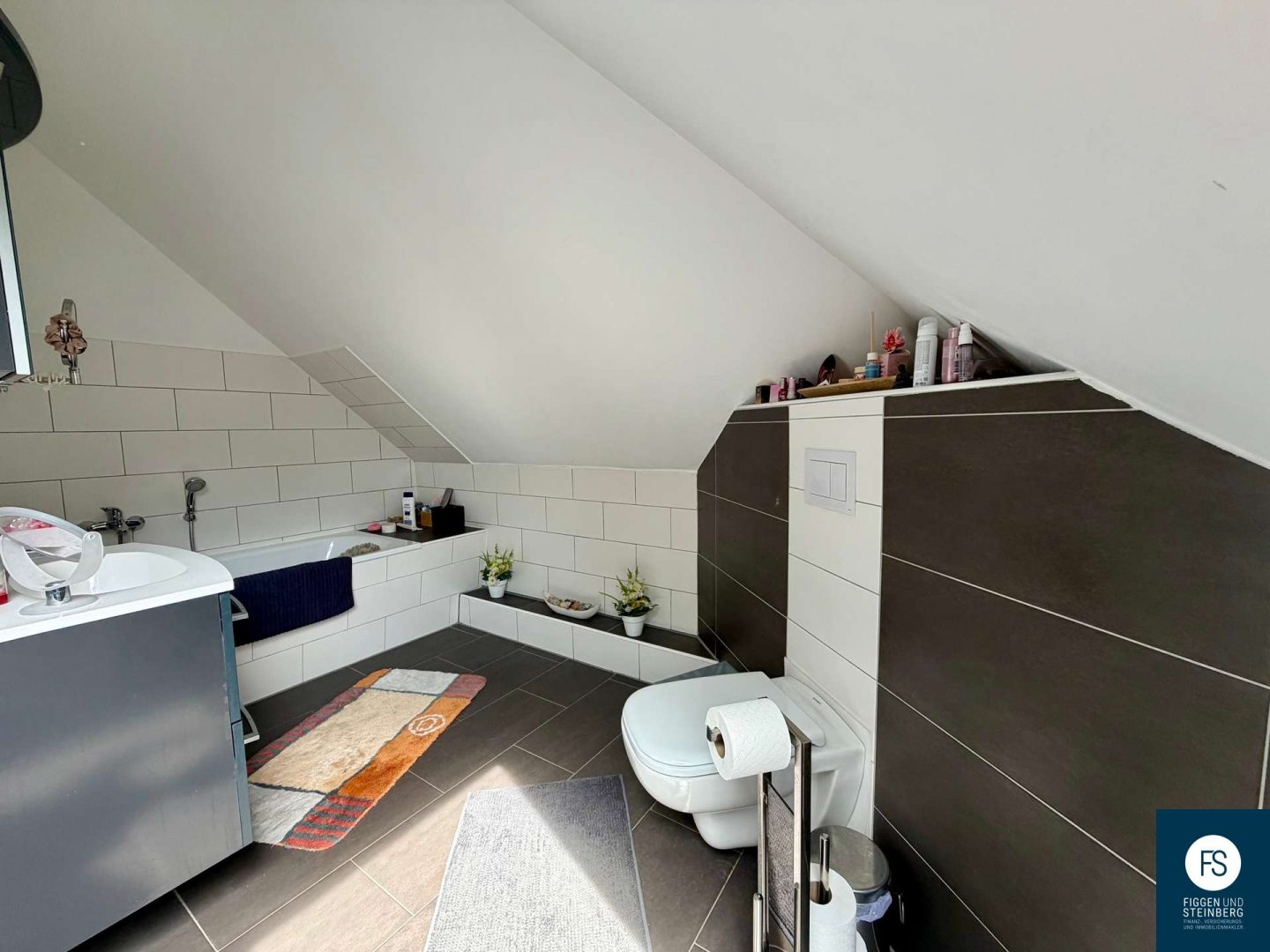 Tageslichtbad mit Badewanne