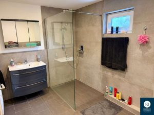 Tageslichtbad mit bodengleicher Dusche