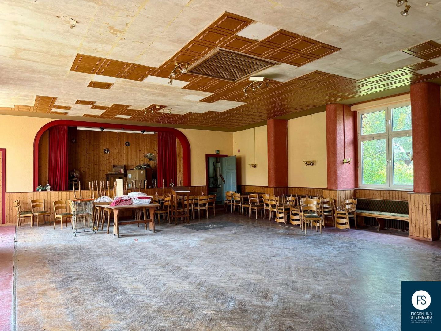 Saal mit Bühne